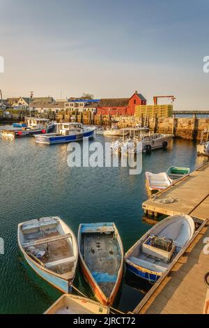 Lo storico villaggio di pescatori di Rockport, Mass., è una popolare destinazione turistica. Il Motif 1 è un iconico edificio rosso spesso dipinto da artisti. Foto Stock