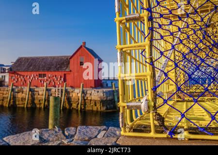 Lo storico villaggio di pescatori di Rockport, Mass., è una popolare destinazione turistica. Il Motif 1 è un iconico edificio rosso spesso dipinto da artisti. Foto Stock