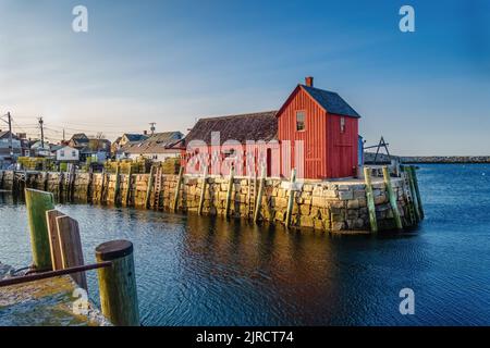 Lo storico villaggio di pescatori di Rockport, Mass., è una popolare destinazione turistica. Il Motif 1 è un iconico edificio rosso spesso dipinto da artisti. Foto Stock