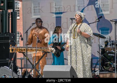 Lowell, Massachusetts, USA-30 luglio 2022: Balla Kouyaté Famoro Dioubaté, musicisti dell'Africa occidentale si esibiscono al Lowell Folk Festival. Foto Stock