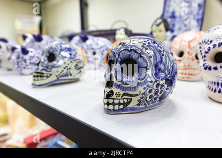 Teschi messicani colorati tradizionale ceramica ispanica talavera giorno dei morti souvenir ornamenti per i turisti Foto Stock