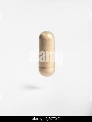 Pillole di vitamina su sfondo bianco pulito Foto Stock