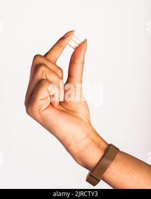 Mano che tiene pillole di vitamina, supplementi Foto Stock