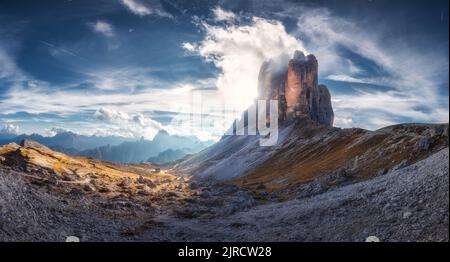 Passo di montagna e cielo blu con le nuvole al tramonto in autunno Foto Stock