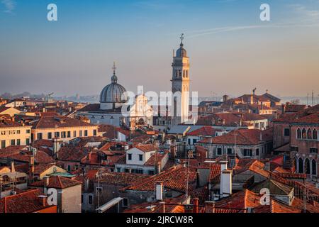 Venezia; skyline sul tetto dell'Italia verso San Giorgio dei Greci e il suo campanile pendente. Foto Stock