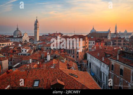 Venezia; skyline sul tetto dell'Italia verso San Giorgio dei Greci e il suo campanile pendente. Foto Stock