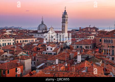 Venezia; skyline sul tetto dell'Italia verso San Giorgio dei Greci e il suo campanile pendente. Foto Stock