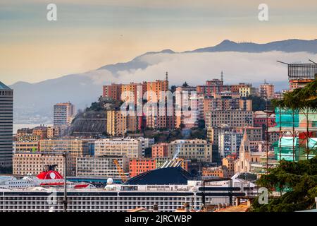 Genova, Italia paesaggio urbano wity montagne visciose. Foto Stock