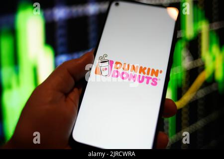 Il logo Dunkin Donuts viene visualizzato sullo schermo di un telefono Redmi in questa foto a Varsavia, Polonia, il 23 agosto 2022. Foto Stock