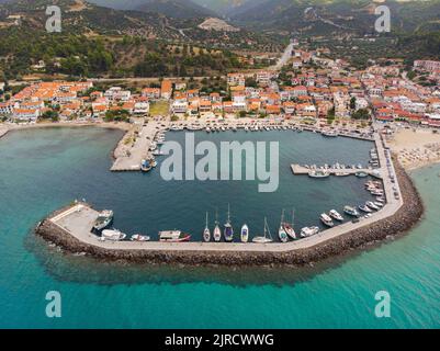 Foto aerea del porto e della spiaggia di Nea Skioni a Halkidiki, Grecia, in una giornata di sole con mare azzurro Foto Stock