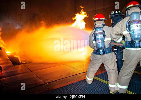 Norfolk, Virginia, Stati Uniti. 22nd luglio, 2022. I marinai assegnati all'unità di pre-messa in servizio (PCU) John F. Kennedy (CVN 79) combattono un incendio simulato durante l'addestramento antincendio presso la scuola antincendio dei guerrieri. La scuola conduce corsi di addestramento antincendio e di controllo dei danni, ospitando centinaia di studenti ogni settimana. John F. Kennedy è la seconda portaerei di classe Ford ed è in costruzione presso il cantiere navale Huntington Ingalls Industries Newport News. Credit: US Navy/ZUMA Press Wire Service/ZUMAPRESS.com/Alamy Live News Foto Stock