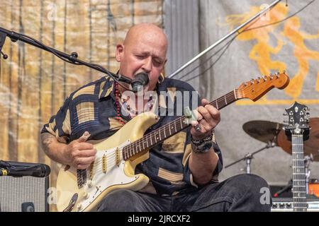 John Mooney canta e suona la chitarra al Jazz and Heritage Festival del 2019 il 3 maggio 2019 a New Orleans, LA, USA Foto Stock