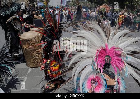 Città del Messico, Città del Messico, Messico. 23rd ago, 2022. 23 agosto 2022, Città del Messico; Messico: Ballerini pre-ispanici mascherati come guerriero azteco prendere parte a un rituale le rovine del Tempio principale per rendere la gente consapevole dell'importanza della riabilitazione del lago Tlahuac-Xico, Che consiste della sanificazione e purificazione di acqua, restauro ambientale attraverso l'istituzione di sistemi di irrigazione. Il 23 agosto 2022 a Città del Messico, Messico. (Credit Image: © Gerardo Vieyra/eyepix via ZUMA Press Wire) Credit: ZUMA Press, Inc./Alamy Live News Foto Stock