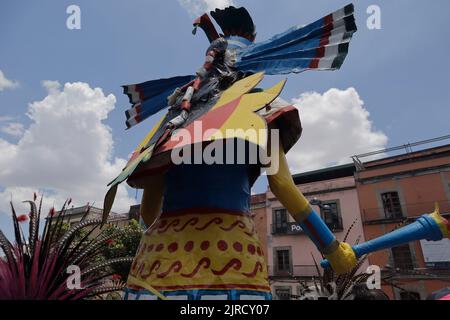 Città del Messico, Città del Messico, Messico. 23rd ago, 2022. 23 agosto 2022, Città del Messico; Messico: Ballerini pre-ispanici mascherati come guerriero azteco prendere parte a un rituale le rovine del Tempio principale per rendere la gente consapevole dell'importanza della riabilitazione del lago Tlahuac-Xico, Che consiste della sanificazione e purificazione di acqua, restauro ambientale attraverso l'istituzione di sistemi di irrigazione. Il 23 agosto 2022 a Città del Messico, Messico. (Credit Image: © Gerardo Vieyra/eyepix via ZUMA Press Wire) Credit: ZUMA Press, Inc./Alamy Live News Foto Stock