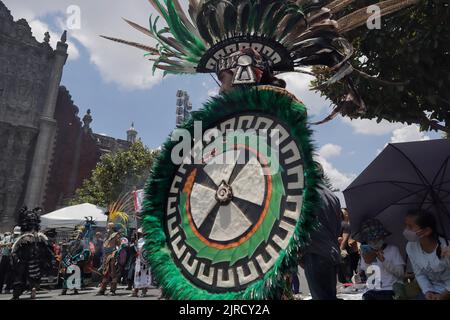 Città del Messico, Città del Messico, Messico. 23rd ago, 2022. 23 agosto 2022, Città del Messico; Messico: Ballerini pre-ispanici mascherati come guerriero azteco prendere parte a un rituale le rovine del Tempio principale per rendere la gente consapevole dell'importanza della riabilitazione del lago Tlahuac-Xico, Che consiste della sanificazione e purificazione di acqua, restauro ambientale attraverso l'istituzione di sistemi di irrigazione. Il 23 agosto 2022 a Città del Messico, Messico. (Credit Image: © Gerardo Vieyra/eyepix via ZUMA Press Wire) Credit: ZUMA Press, Inc./Alamy Live News Foto Stock