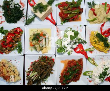 Antipasti tradizionali turchi (meze turche) al tavolo del ristorante. Foto Stock