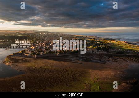 Veduta aerea di Berwick upon Tweed guardando verso nord attraverso la città con il sito della Battaglia di Halidon (1333) sul terreno alto appena oltre. Foto Stock