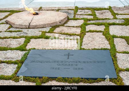 La tomba di Jacqueline Bouvier Kennedy Onassis nel Cimitero Nazionale di Arlington attraverso il fiume Potomac da Washington, D.C. Foto Stock