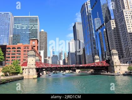 Crociera turistica di Chicago e skyline dei grattacieli sul fiume, Illinois, USA Foto Stock
