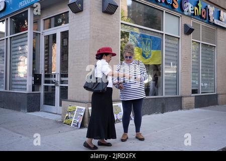 New York, New York, Stati Uniti. 23rd ago, 2022. 23 agosto 2022: Una campagna di volontariato per NY-10 U.S. House speranzoso Yan Xiong tele su Avenue A nel lato basso Est lavorando per convincere i newyorkesi a votare per la loro candidatura. Yan Xiong era presente alle proteste pro-democrazia a Piazza Tiananmen nel 1988, servito nell'esercito degli Stati Uniti come cappellano e secondo il Dipartimento di Giustizia degli Stati Uniti, nel corso della campagna è stato presumibilmente preso di mira da un funzionario del governo cinese che pianifica un attacco fisico contro di lui. Credit: ZUMA Press, Inc./Alamy Live News Foto Stock