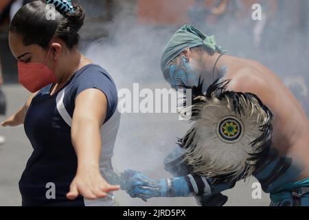 23 agosto 2022, Città del Messico; Messico: Ballerini pre-ispanici mascherati come guerriero azteco prendere parte a un rituale le rovine del Tempio principale per rendere la gente consapevole dell'importanza della riabilitazione del lago Tlahuac-Xico, Che consiste della sanificazione e purificazione di acqua, restauro ambientale attraverso l'istituzione di sistemi di irrigazione. Il 23 agosto 2022 a Città del Messico, Messico. (Foto di Gerardo Vieyra/ Eyepix Group) Foto Stock