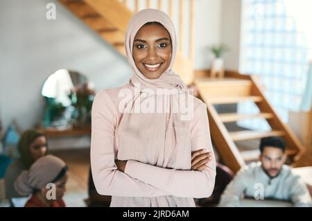 Donna musulmana, araba e islamica in sciarpa hijab godendo eid, ramadan o vacanza con la famiglia mentre celebra la religione, la cultura Santa e l'islam Foto Stock
