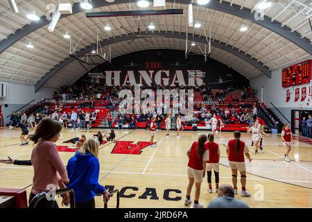 Le squadre si scaldano prima di una partita di pallacanestro delle IHSAA Girls al "The Hangar", la palestra ad arco Adams Central High School di Monroe, Indiana, USA. Foto Stock