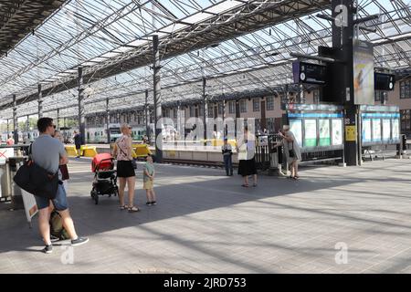 Helsinki, Finlandia - 20 agosto 2022: Vista della zona di binario con i passeggeri in attesa alla stazione ferroviaria centrale di Helsinki. Foto Stock