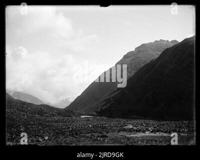 Sul passo di Arthur - una piccola area di drenaggio interno sulla cresta del divario. View NW., febbraio 1912, Arthur's Pass, di Leslie Adkin. Foto Stock