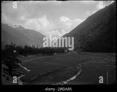 Alto fiume Bealey e argine di detriti da se. Fine del tunnel Otira., febbraio 1912, Arthur's Pass, di Leslie Adkin. Foto Stock