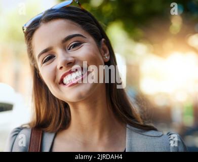 Im così pronto per questo giorno. Ritratto ritagliato di una giovane donna attraente al suo viaggio mattutino al lavoro. Foto Stock