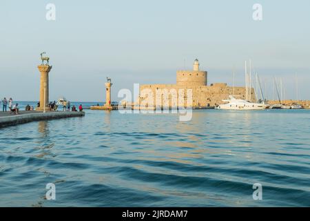 Forte di San Nicola nel porto di Mandaki, Rodi, Grecia Foto Stock