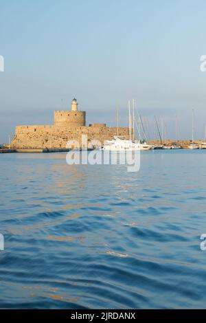 Forte di San Nicola nel porto di Mandaki, Rodi, Grecia Foto Stock