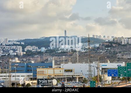 Haifa, Israele - 10 agosto 2022: Vista delle aree residenziali di Haifa e l'università sulla montagna. Foto Stock