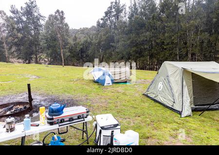 Campeggio australiano con tende tra cui swag, campeggio Bummaroo Ford nel Parco Nazionale di Abercrombie River, NSW, Australia Foto Stock