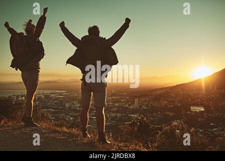 Raggiungere i loro obiettivi di percorso. Una coppia che celebra dopo aver raggiunto la cima. Foto Stock