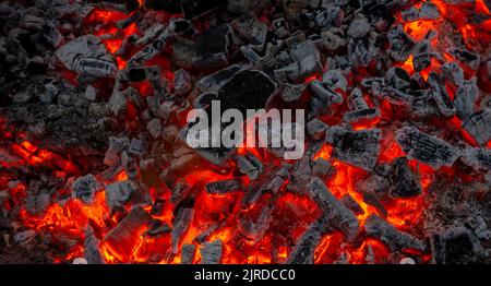 carboni rossi da un primo piano del fuoco Foto Stock