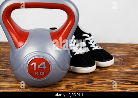 un kettlebell sportivo su sfondo di legno. Stile di vita sano Foto Stock