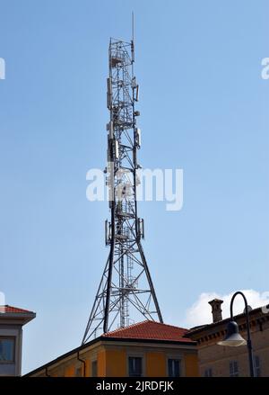 Tower per telecomunicazioni. Antenne a torre e trasmettitori satellitari per segnali mobili cellulari. Ravenna, Italia Foto Stock