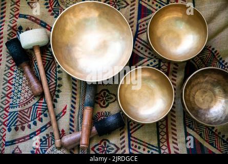 Accessori per massaggio sonoro. Le campane tibetane il trattamento Foto Stock