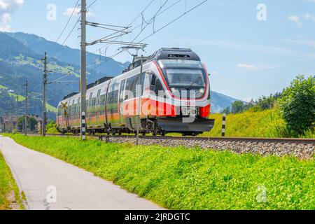 Moderno treno elettrificato vicino Schladming Foto Stock