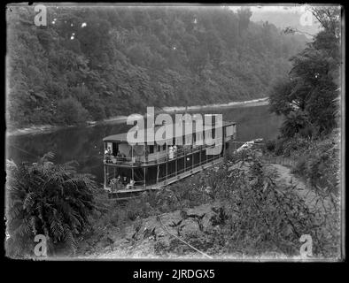 House-boat, fiume Wanganui, Nuova Zelanda, circa 1935, Nuova Zelanda, Di Gordon Burt, Gordon H. Burt Ltd Foto Stock