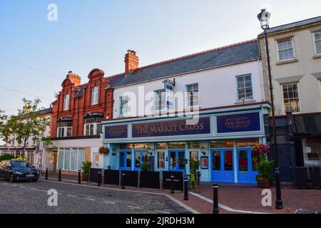 Holywell, Flintshire, Regno Unito: 14 agosto 2022: J D Wetherspoon gestire un pub casa libera, la Croce del mercato, a Holywell Foto Stock