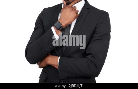 Uomo d'affari africano americano serio che tocca il mento indossando vestito nero isolato su sfondo bianco Foto Stock