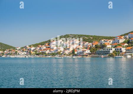 Città costiera Tisno sull'isola di Murter in Dalmazia, Croazia Foto Stock