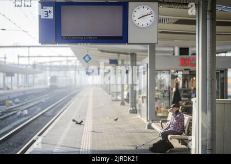 2022-08-24 08:12:31:19 ZWOLLE - una piattaforma vuota alla stazione di Zwolle durante uno sciopero relay di 24 ore dal personale delle Ferrovie olandesi. Le azioni sono il seguito del fallimento dei negoziati collettivi di lavoro tra NS e i sindacati FNV, CNV e VVMC. ANP EMIEL MUIJDERMAN olanda fuori - belgio fuori Foto Stock