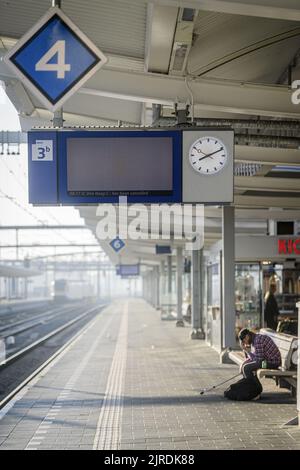 2022-08-24 08:12:10:19 ZWOLLE - una piattaforma vuota alla stazione di Zwolle durante uno sciopero relay di 24 ore dal personale delle Ferrovie olandesi. Le azioni sono il seguito del fallimento dei negoziati collettivi di lavoro tra NS e i sindacati FNV, CNV e VVMC. ANP EMIEL MUIJDERMAN olanda fuori - belgio fuori Foto Stock