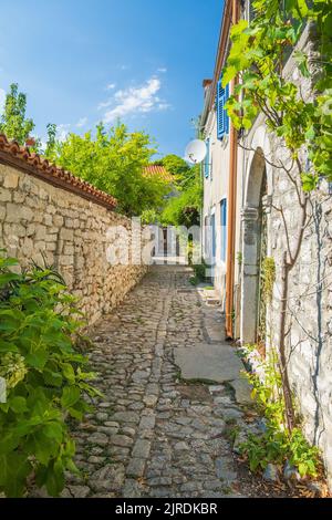 Strade romantiche nel centro storico di Osor sull'isola di Cres in Croazia Foto Stock