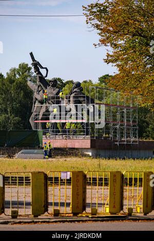 Demolizione del monumento dell'esercito rosso a RIGA, LETTONIA Foto Stock