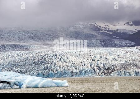 Fjallsarlon Laguna di Iceberg in Islanda - ghiacciaio, ghiacciai e montagne - Fotografia hdr Foto Stock